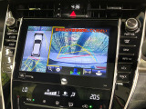 【マルチテレインモニター】車のフロントやサイドのカメラ画像を同時にモニター表示することで、悪路や狭い道を走行時でも周囲の状況確認ができ安心!本格SUVにうれしい装備です♪