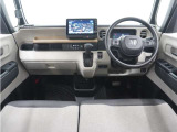 ◆視界広々で非常に運転しやすくロングドライブでも疲れを感じさせないすっきりとまとまったインパネ周りです。