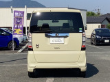 雨の日は中古車は選びにくいですよね。でも当店なら安心です。電話予約を頂ければ屋根下へ移動させて頂きます。雨でもじっくりご検討いただけます。