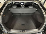 トランク収納スペースをご確認ください。荷物の積み下ろしがしやすい広さを確保しており、日常使いからレジャーまで幅広く活用できます。