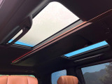 【ガラスルーフ】ガラスルーフ搭載で車内の解放感が一気にアップ!開放的なドライブをお楽しみいただけます。