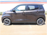 電気自動車の軽だから、運転ラクラク!力強い加速は軽ターボ車の約2倍。スムースな発進で運転が楽しくりますね(^^♪ ボディカラーは人気のアッシュブラウンです。