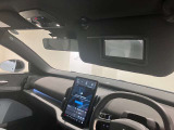運転席・助手席のバイザーにはバニティミラーが付いております。