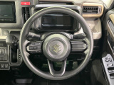 インテリアに合わせたデザインのステアリングは、運転される方のことも考え、運転しやすい形状、大きさです。是非一度、実際に触ってお確かめください。