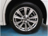 【タイヤ】純正18インチアルミ。タイヤの残量は8mmです。ご納車前に点検・空気圧調整もさせて頂きますので、ご安心下さい。