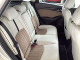 前席が最適な運転ポジションを取るために足元が広くとっており、後部座席の足元もゆったりと座ることができます。長時間でもストレス軽減になるよう、かかとを引くことができるように設計されています!