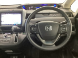 【ハンドル】運転にかかわる様々な操作を安全に行えるように視点移動が少なく操作性に配慮されたスイッチ類が凝縮されたコックピットです。