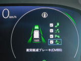 CMBS(追突軽減ブレーキ)・ミリ波レーダーと単眼カメラで前走車や歩行者」を検知。衝突する恐れがある場合音とディスプレーで警告をしさらに接近すると軽いブレーキ、強いブレーキと段階的に衝突回避を支援