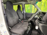 運転席まわりには十分なスペースがあり、大柄な方でもゆったり運転していただける環境です。
