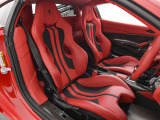 オプションによりレザー素材を使用したカーボンファイバー製レーシングシートを装着しております。