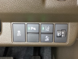 ハンドルの右側にはヘットライトリベライザーとHondaセンシング用のメインスイッチがついています。ヘッドライトリベライザーは道路状況や積荷の加重に応じてライトの高さを調節できます。