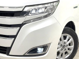 【LEDヘッドライト】悪天候や夜間走行時も良好な視界を確保し安心して運転できる高輝度LEDヘッドライトを装備!点灯速度が早く、消費電力も抑えられています。