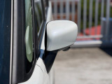 狭い駐車場でも安心。スイッチ操作だけでドアミラーの格納展開が可能。電動格納式リモコンドアミラー!