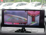 アラウンドビューモニターも装備しております。ご覧のように車体を真上か見たような映像なので、車庫入れの苦手なお客様ももうご心配いりません。