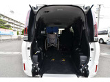 私たちは福祉車両の専門家です。数多くの実績から様々なアドバイスが得意です。詳しくは当社ホームページにて。「坂出自動車」で検索して下さい。※車いすは見本です。