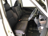 運転席の座面高さを調整できるシートリフターが付いています。フロントシートはベンチシートを採用で、座面も広く使い勝手もいいですよ♪