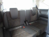 3列シートはご家族やお友達とのお出かけに役立ちますね。大きな荷物を積むときは3列目をしまうことも可能です。