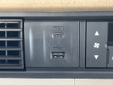 エアコン操作パネルの左側にUSB端子があります。スマートフォンなどの充電やオーディオとの接続に便利です