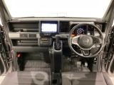 車内は光触媒抗菌消臭施工済です。インパネ周りはスタイリッシュなデザインです。グローブボックスやカップホルダーのほかにトレーなどたくさんの収納スペースが付いています。