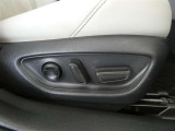 運転席電動シートは、シートポジションを細かく調整できるので長時間の運転もリラックスできますね。