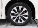 アルミホイールを装備、タイヤサイズは195/60R16です。