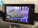 リバースギアに入れるだけで後方の表示へ切り替わります。夜間や雨の日の駐車も楽になりますよ。