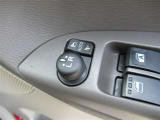駐車時や狭い道でのすれ違い時に気を使うミラー。電動格納式ドアミラーはそんな時に便利です。
