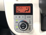 【オートエアコン】一度お好みの温度に設定すれば、車内の温度を検知し風量や温度を自動で調整。暑い&hellip;寒い&hellip;と何度もスイッチ操作をする必要はありません。快適な車内空間には必須の機能ですね♪