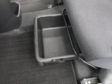 助手席シートアンダートレイ。車内の掃除用具など、車の中には置いておきたいけど、目につくところには置きたくない物の収納にぴったり。
