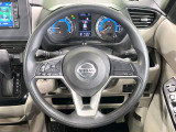インテリアに合わせたデザインのステアリングは、運転される方のことも考え、運転しやすい形状、大きさです。是非一度、実際に触ってお確かめください。