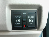 狭い駐車場や壁際でもドアをぶつける心配が少なく開けられる両側スライドドアです。両側共に電動で、開閉操作も楽々です!