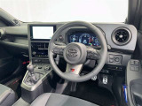 ドライバーファーストのコクピットを実現するために、スペースやレイアウトの工夫を施すことで、運転に集中しやすく、走りを存分に楽しめる設計になっています。