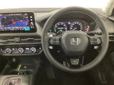 【ハンドル】運転にかかわる様々な操作を安全に行えるように視点移動が少なく操作性に配慮されたスイッチ類が凝縮されたコックピットです。