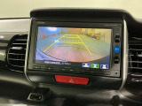 リバースギアに入れるだけで後方の表示へ切り替わります。夜間や雨の日の駐車も楽になりますよ。