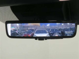 車両後方の視界をクリアに映し出す「デジタルインナーミラー」搭載です。