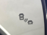 【後方車輛検知】走行中、ドアミラーの死角になりやすい箇所に後続車が接近するとサイドミラー付近に警告を表示、ドライバーに注意喚起をしてくれます。