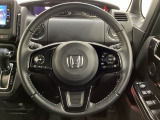 ハンドルにHondaセンシング系のクルーズコントロールやレーンキープアシストなどのスイッチと、オーディオの操作スイッチが装備されています。ハンドルから手を離さず安全に操作できます。