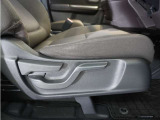 【ハイトアジャスター】レバーの上下操作だけで、座面を運転しやすい高さへ簡単に調節できます。