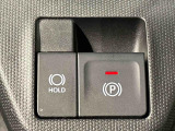 指先だけで簡単に操作が可能な電動パーキングブレーキを採用。「HOLD」スイッチを押すと、渋滞や信号待ちなどでブレーキペダルから足を離しても、ブレーキを保持するので安心です