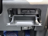 【ETC】有料道路を利用する際に料金所で停止することなく通過できる、ETC車載器(ノンストップ自動料金収受システム機器)が装備されています。セットアップを行うことで利用可能になります。