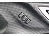 運転席のシートポジションを記憶させることができます。ボタンを押すと設定したポジションに電動で移動してくれます。