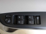 パワーウィンドウスイッチで運転席から全席の窓の開閉ができます。