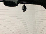 後方にもドライブレコーダーのカメラが付いています。前後両方でお車の周りを監視・記録いたします。
