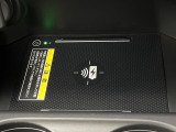 【ワイヤレス充電】車のワイヤレス充電は、スマートフォンを充電パッドに置くだけで簡単に充電できる便利な機能です。ケーブルが不要なので車内がすっきりし、運転中でも安全に使えます。
