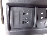 便利な充電用USBジャックも付いています。