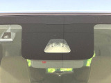 【スマートアシスト】走行中に前方の車両等を認識し、衝突しそうな時は警報とブレーキで衝突回避と被害軽減をアシスト。より安全にドライブをお楽しみいただけます。