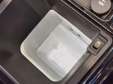 【急速クーラーボックス 】 センターコンソール内に内蔵されます。ドリンクを常に冷たく保つことができます。