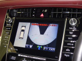 パノラミックビューモニターシステムが付いているので車の上から見た映像が確認できますよ。 一目で車両周辺の情報を確認できますが、直接安全をご確認下さい。