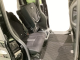 リアシートの背もたれは2段階の角度調節がついています。お好みの位置でゆったりお乗りいただけます。 座面を跳ね上げて収納スペースを広くすることも可能です。シートスライドも可能で足元の広さも調整できます。