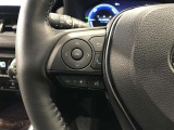 ステアリングスイッチ付きで、運転中に視線を前に向けたまま操作できます。